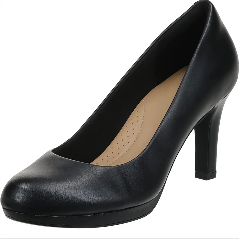 Clarks Classic Black Leather Pumps 6.5 Wide - A  Rare Find!!!